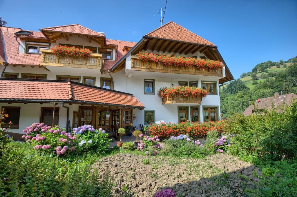 Gasthaus Sonne Hotel Muenstertal Exterior photo